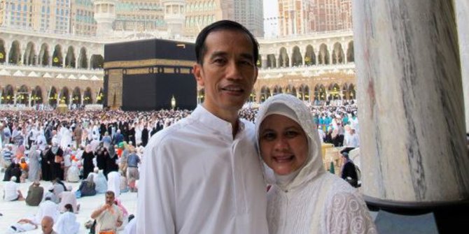 Bapak Jokowi pun Selfie Umroh Depan Kabah Bersama Ibu