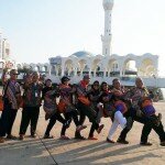 Yang ada hanya kegembiraan lahir dan bathin seusai melaksanakan umroh, tampak berfoto didepan masjid terapung Jeddah