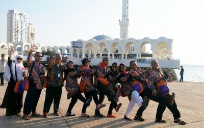 Yang ada hanya kegembiraan lahir dan bathin seusai melaksanakan umroh, tampak berfoto didepan masjid terapung Jeddah